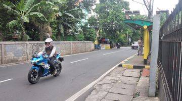 Gambar 4 Ruang Usaha Pinggir Jalan Besar