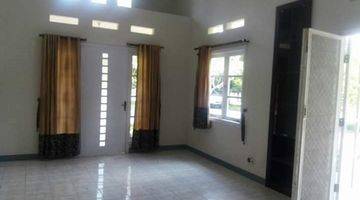 ruang tamu rumah di kota baru parahyangan