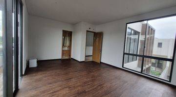 kamar tidur rumah 3 lantai bagus unfurnished