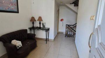 ruang tamu rumah 3 lantai bagus di