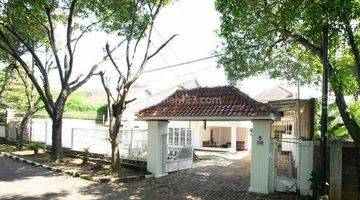 tampak depan dijual rumah besar ada 8