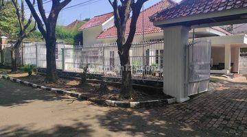 tampak depan dijual rumah besar ada 8