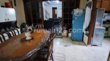 ruang makan rumah semi furniture siap huni