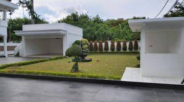 Gambar 2 Dijual Rumah di Kemang, Jakarta Selatan Ada Private Pool dan Siap HuniRumah baru dapat 3 lampu cristal baru

- Luas tanah 973 m² (SHM)
- Bentuk tanah kotak
- Ukuran 24 mtr x 40,5 mtr (Hook)
- Luas bangunan -/+ 1.100 m²
- 2 Lantai
- Rumah hadap utara
- Beb