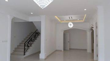 Gambar 5 Dijual Rumah di Kemang, Jakarta Selatan Ada Private Pool dan Siap HuniRumah baru dapat 3 lampu cristal baru

- Luas tanah 973 m² (SHM)
- Bentuk tanah kotak
- Ukuran 24 mtr x 40,5 mtr (Hook)
- Luas bangunan -/+ 1.100 m²
- 2 Lantai
- Rumah hadap utara
- Beb