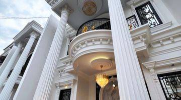 tampak depan rumah american classic lokasi strategis