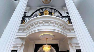 tampak depan rumah american classic lokasi strategis