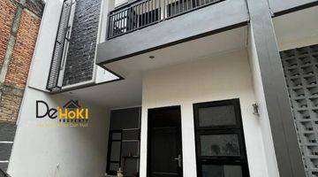 tampak depan rumah 2 lantai siap huni,