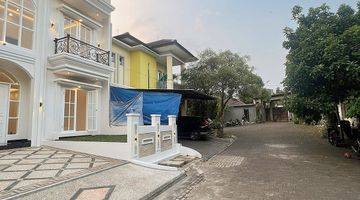 tampak depan rumah mewah dengan private pool