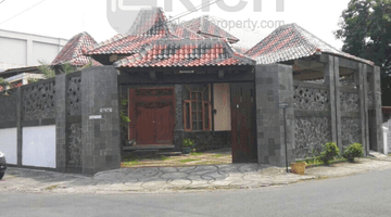 Gambar 1 Rumah Modern Klasik 100 Meter dari Jalan Slamet Riyadi