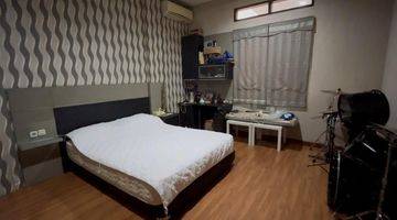 kamar tidur rumah modern 3 lantai semi