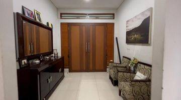 ruang tamu rumah modern 3 lantai semi