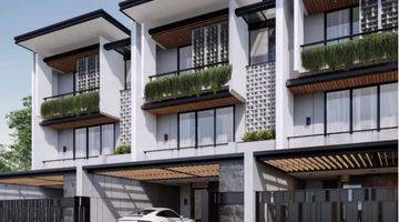 tampak depan rumah 3 lantai pool di