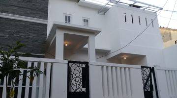 tampak depan rumah 2 lantai bagus di