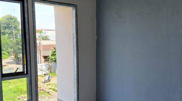 ruang tamu rumah 2 lantai baru unfurnished