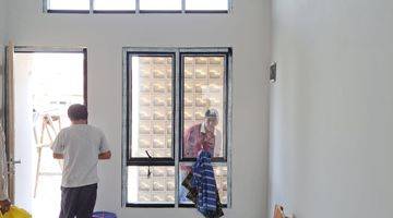 ruang tamu rumah 2 lantai baru unfurnished