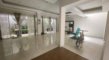ruang tamu rumah bagus di cluster kebayoran