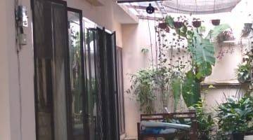 garasi/carport jual rumah asri terawat di
