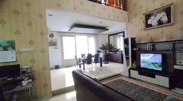 ruang keluarga rumah megah kokoh siap huni