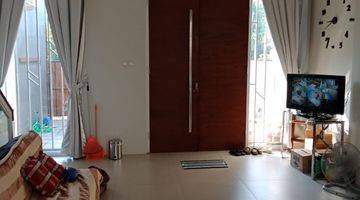 Gambar 2 Rumah minimalis siap pakai dengan kolam renang