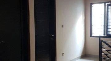 ruang keluarga rumah 2 lantai siap huni
