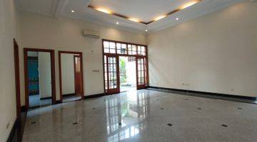 ruang keluarga rumah tanah luas pinggir jalan