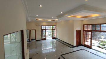 ruang tamu rumah tanah luas pinggir jalan