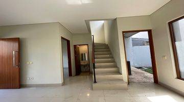 ruang keluarga rumah 2 lantai di raya