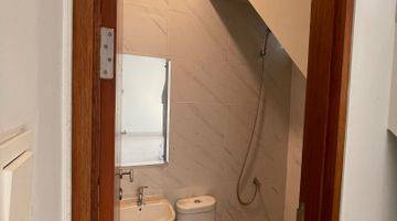 kamar mandi rumah 2 lantai di raya