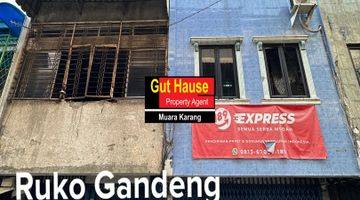 tampak depan  ruko gandeng  di jalan soka