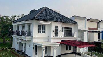 tampak depan  rumah 3 lantai baru  di