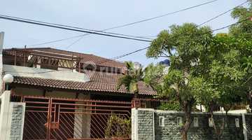 tampak depan rumah 2 lantai bagus furnished