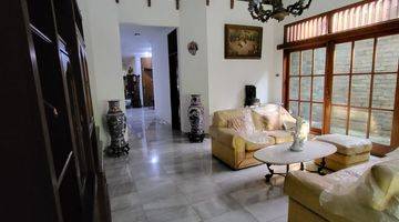 ruang keluarga rumah 2 lantai bagus furnished