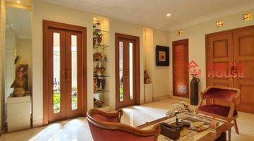 Gambar 2 Beautiful Classic House With Garden Pool In Kemang Area