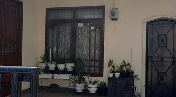tampak depan jalan logam, buah batu, kota