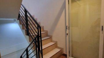 Gambar 3 Rumah 2,5 Lantai Puri Mansion Ukuran 8x18 Furnished SHM Bagus