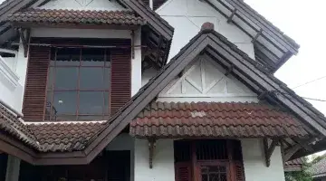 Gambar 1 Rumah Dengan Tanah Luas Dalam Komplek Perumahan 