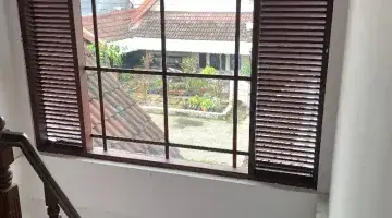 Gambar 3 Rumah Dengan Tanah Luas Dalam Komplek Perumahan 