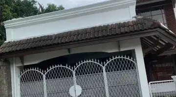 Gambar 2 Rumah Dengan Tanah Luas Dalam Komplek Perumahan 