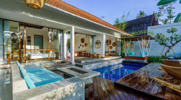 tampak depan villa modern dekat pantai nyanyi