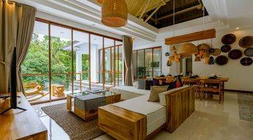 ruang keluarga villa modern dekat pantai nyanyi