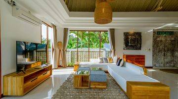ruang tamu villa modern dekat pantai nyanyi