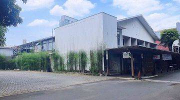 tampak depan tanah dan bangunan di kemang
