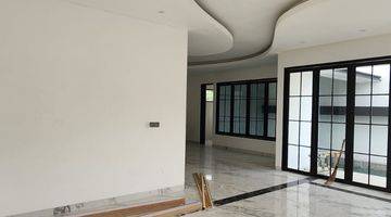 ruang keluarga rumah baru swimming pool di