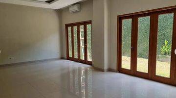 ruang keluarga rumah mewah 329m2 area manahan