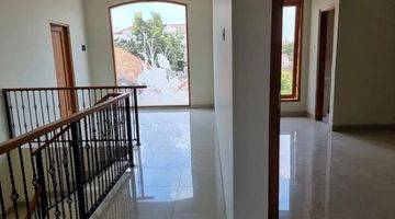 ruang keluarga rumah mewah 329m2 area manahan