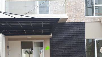 tampak depan rumah 2 lantai di dalam