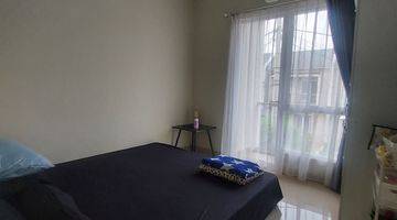 kamar tidur rumah 2 lantai di bukit