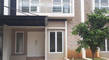 tampak depan rumah 2 lantai di bukit
