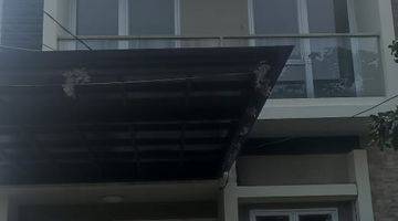tampak depan rumah 2 lantai hook di